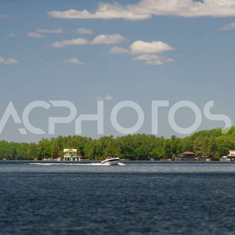 Speeding boat on Lake Joseph in Muskoka - GettaPix
