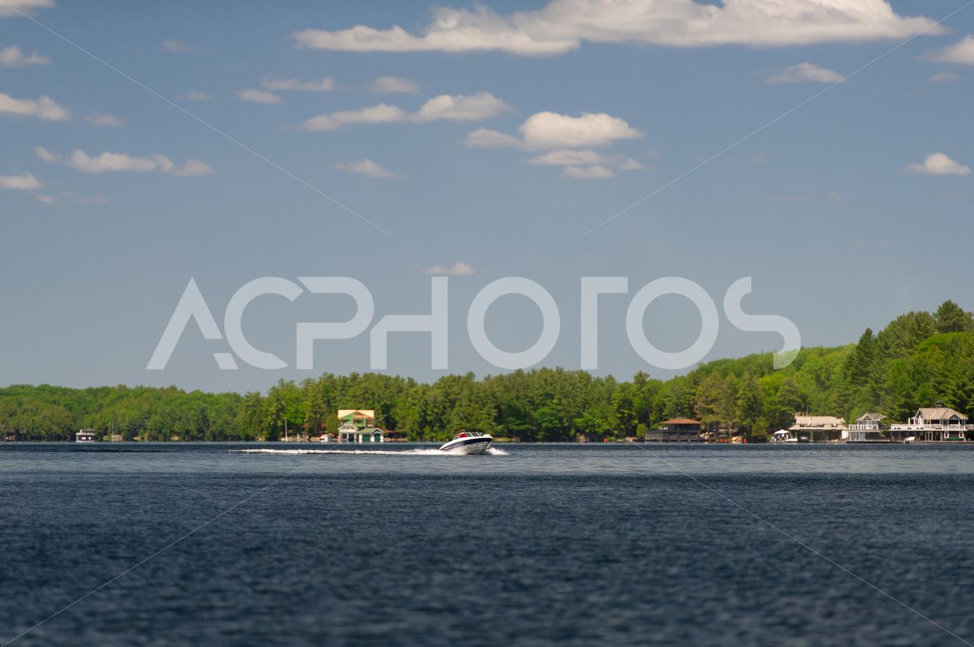 Speeding boat on Lake Joseph in Muskoka - GettaPix